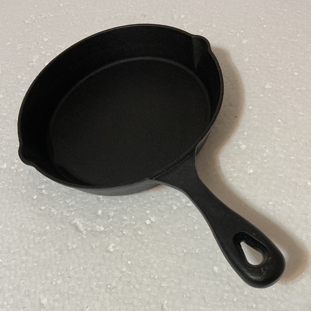 CRAFT KITCHEN CAST IRON 8 INCH FRYING PAN AND BROWN CHECKERED POT HOLDER - Picture 2 of 10